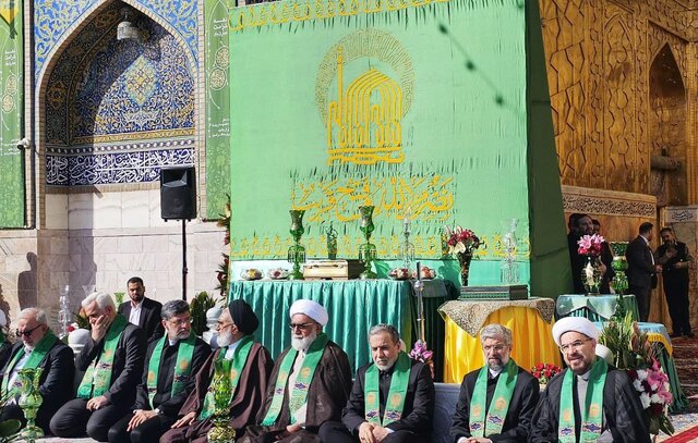 برگزاری آیین سنتی تعویض پرچم گنبد بارگاه امام رضا (ع) با حضور عراقچی