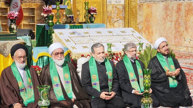 برگزاری آیین سنتی تعویض پرچم گنبد بارگاه امام رضا (ع) با حضور عراقچی