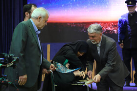 تقدیر از مادر شهید خدمت، آیت الله سید ابراهیم رئیسی در مراسم اختتامیه بیست و یکمین جشنواره بین المللی امام رضا (ع)