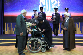 تقدیر از مادر شهید خدمت، آیت الله سید ابراهیم رئیسی در مراسم اختتامیه بیست و یکمین جشنواره بین المللی امام رضا (ع)