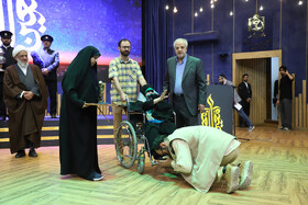 تقدیر از مادر شهید خدمت، آیت الله سید ابراهیم رئیسی در مراسم اختتامیه بیست و یکمین جشنواره بین المللی امام رضا (ع)