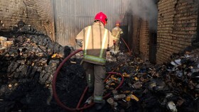 آتش‌سوزی گسترده در مجتمع کارگاهی اسلامشهر؛ مصدومیت یک آتش‌نشان