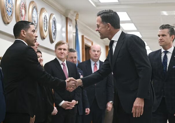 هگست -بوریا (نفر اول سمت چپ) کاخ سفید انتخاب رئیس دفتر پنتاگون را از دست هگست خارج میکند