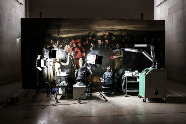 مرمت تابلوی یک تشییع جنازه مقابل چشم مردم مرمت تابلوی یک تشییع جنازه مقابل چشم مردم