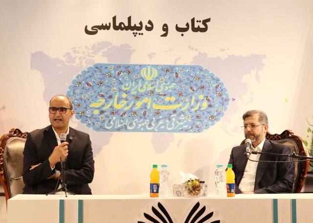 خطیب‌زاده در نمایشگاه کتاب از «کتاب و دیپلماسی» گفت
