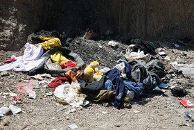 با نزدیک شدن به فصل گرما این زباله‌ها، محلی برای تجمع حشرات موزی است.