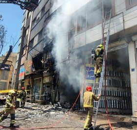 آتش‌سوزی در مغازه تعویض روغنی اندرزگو/ آتش به نمای ساختمان مجاور هم سرایت کرد
