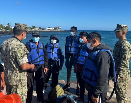 عکس: آسوشیتدپرس پیدا شدن ۵ ماهیگیر گمشده در آبهای اکوادور پس از ۵۵ روز