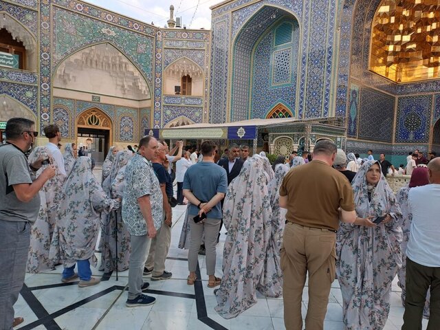 حضور گردشگران لهستانی در حرم بانوی کرامت + تصاویر