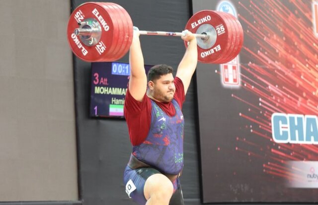 قویترین وزنهبردار جوان جهان: حرکت دستم کنایه به داوران بود/ کیف میکنم کنار سهراب مرادیام