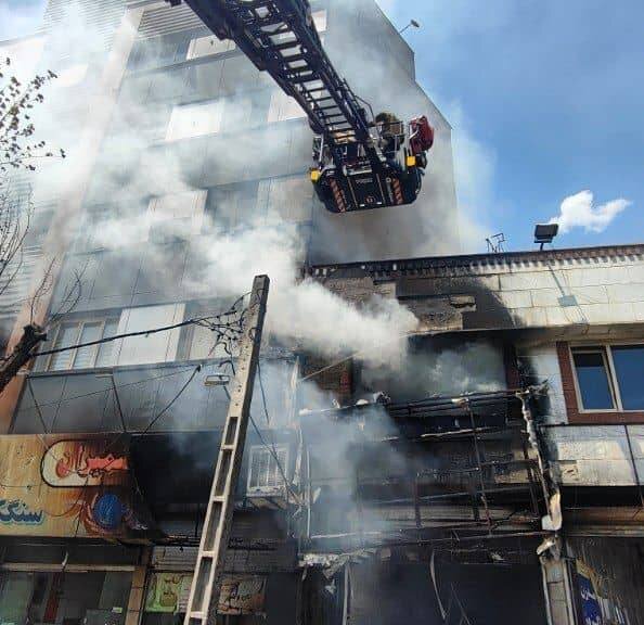 آتشسوزی در مغازه تعویض روغنی اندرزگو/ آتش به نمای ساختمان مجاور هم سرایت کرد