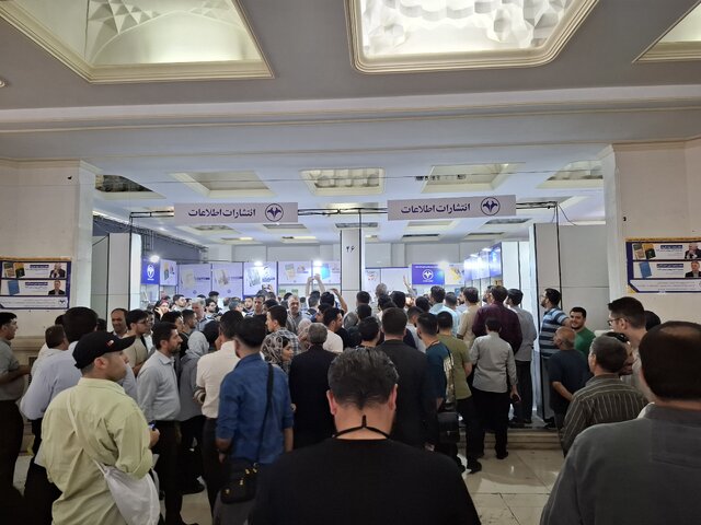 عکس آرشیوی است. بیانیه جمعیت مبارزه با استعمال دخانیات درباره مصرف سیگار در برخی غرفههای نمایشگاه کتاب