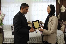 تجلیل فرماندار پیشوا از دختر ۱۴ ساله نخبه در زمینه هوش مصنوعی