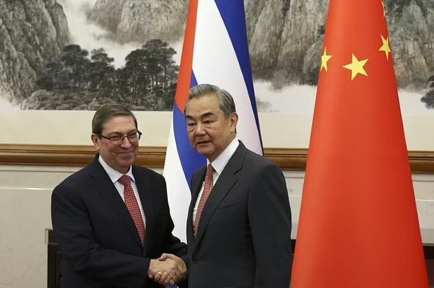 وانگ یی در کنار وزیر خارجه کوبا پکن میزبان رهبران آمریکای لاتین؛ اتحاد نوین در سایه جنگ تجاری با آمریکا