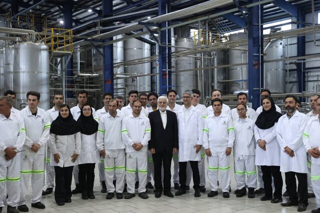 اجازه نمیدهیم موانعی بر سر راه تولیدکنندگان ایجاد شود اجازه نمیدهیم موانعی بر سر راه تولیدکنندگان ایجاد شود