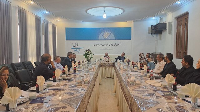 بررسی آموزش زبان فارسی در ۴ کشور