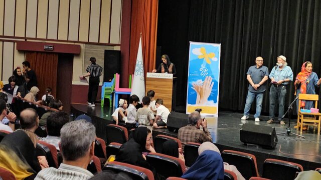 کودکان زندگی خود را نقاشی میکنند