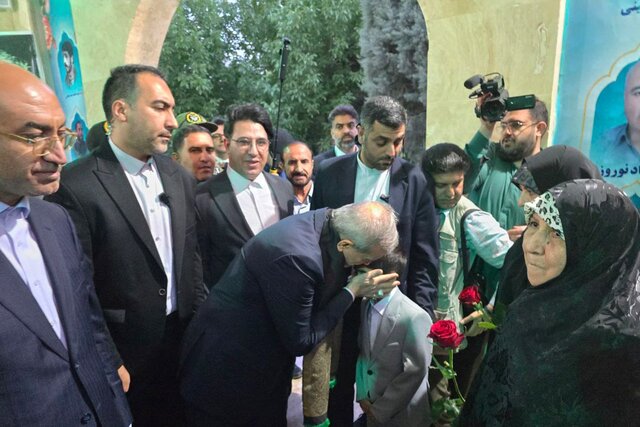 دیدار رئیس‌ جمهور با خانواده معظم شهدا در بدو ورود به کرمانشاه