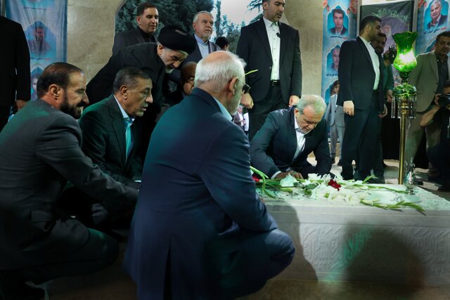 ادای احترام رئیس‌جمهوری به مقام والای شهیدان استان کرمانشاه