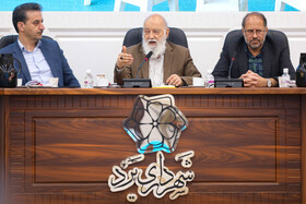 از راست، عزیزالله سیفی رئیس شورای اسلامی شهر یزد، مهدی چمران رئیس هفتاد و پنجمین مجمع مشورتی روسای شوراهای اسلامی شهرهای مرکز استانهای کشور و رئیس شورای اسلامی شهر تهران و سید مهدی طلایی مقدم معاون هماهنگی امور عمرانی استانداری یزد در هفتاد و پنجمین مجمع مشورتی روسای شوراهای اسلامی شهرهای مرکز استانهای کشور