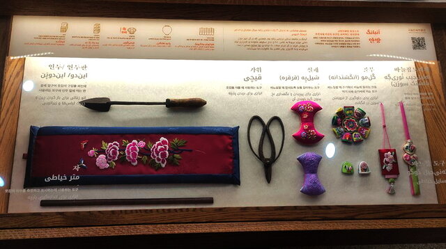 یکی از ویترینهای موزه سفارت کره جنوبی در تهران رونمایی از موزه کوچک سفارت کره جنوبی و ورود به دنیای «اسکویید گیم» در ایران!