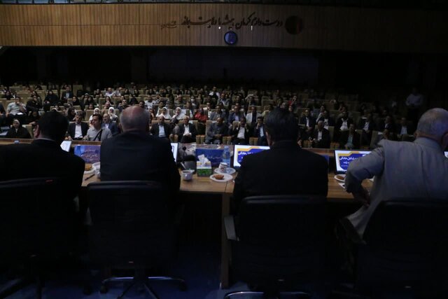 با دستور استاندار نور سالن اجتماعات استانداری کرمان برای صرفهجویی در مصرف برق کم شد