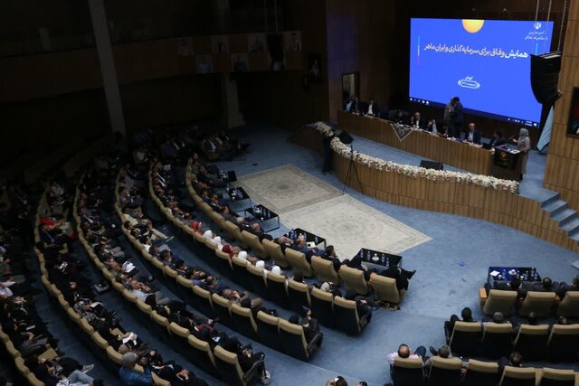 با دستور استاندار نور سالن اجتماعات استانداری کرمان برای صرفه‌جویی در مصرف برق کم شد