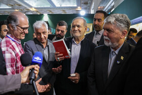 بازدید مسعود پزشکیان، رئیس‌جمهور و سیدعباس صالحی، وزیر ارشاد از نمایشگاه بین‌المللی کتاب تهران