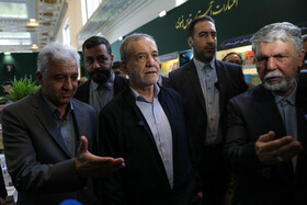 بازدید مسعود پزشکیان، رئیس‌جمهور و سیدعباس صالحی، وزیر ارشاد از نمایشگاه بین‌المللی کتاب تهران