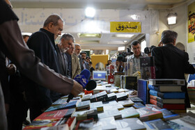 بازدید مسعود پزشکیان، رئیس‌جمهور و سیدعباس صالحی، وزیر ارشاد از نمایشگاه بین‌المللی کتاب تهران