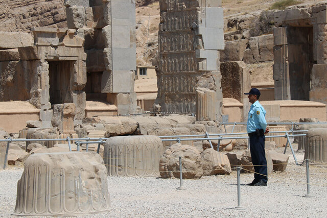 عکس آرشیو است درگیری قاچاقچیان با یگان حفاظت در حریم تخت جمشید