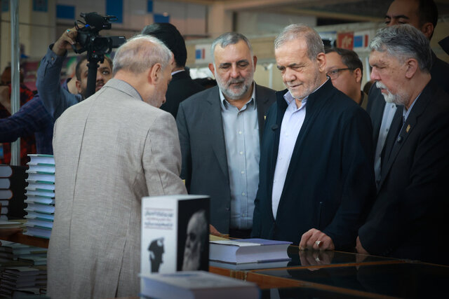 رئیس جمهور از نمایشگاه کتاب تهران بازدید کرد رئیس جمهور از نمایشگاه کتاب تهران بازدید کرد