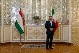 سیدعباس عراقچی، وزیر امور خارجه ایران پیش از دیدار سراج‌الدین مُهرالدین، وزیر امور خارجه تاجیکستان