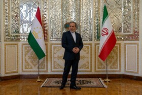 سیدعباس عراقچی، وزیر امور خارجه ایران پیش از دیدار سراج‌الدین مُهرالدین، وزیر امور خارجه تاجیکستان