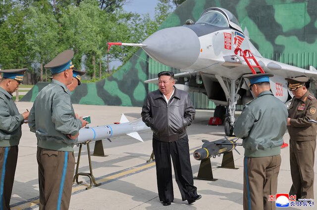 کیم جونگ اون خواستار افزایش آمادگی جنگی شد