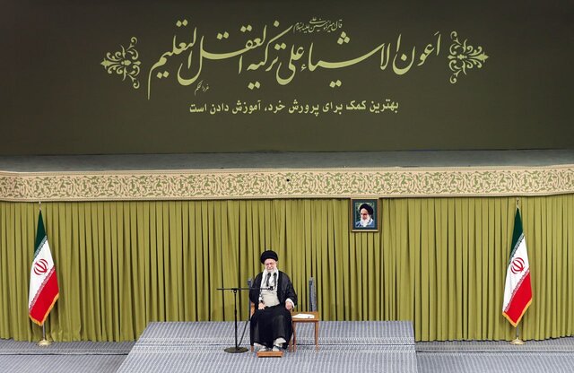 حضرت آیت الله خامنه‌ای:ترامپ دروغ گفت/تذکر دادیم چند برگ اسناد لانه‌ی جاسوسی را درکتاب های درسی بیاورند