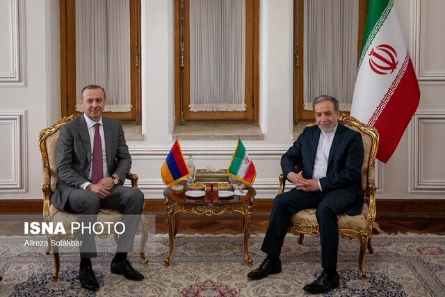 رایزنی دبیر شورای عالی امنیت ملی ارمنستان با عراقچی