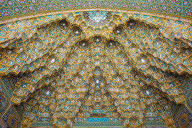 معماری و کاشی کاری صحن های حرم حضرت فاطمه معصومه از شاهکارهای معماری شناخته می شود