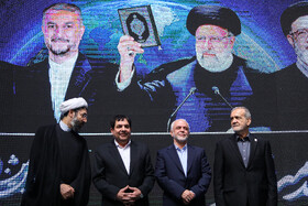 مسعود پزشکیان، رئيس جمهور،  سعید اوحدی، رئيس بنیاد شهید و امور ایثارگران، محمد مخبر و مصطفی رستمی، نماینده ولی فقیه در دانشگاه‌ها در سالگرد شهادت شهید جمهور و شهدای خدمت