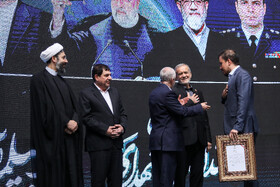 مسعود پزشکیان، رئيس جمهور،  سعید اوحدی، رئيس بنیاد شهید و امور ایثارگران، محمد مخبر و مصطفی رستمی، نماینده ولی فقیه در دانشگاه‌ها در سالگرد شهادت شهید جمهور و شهدای خدمت