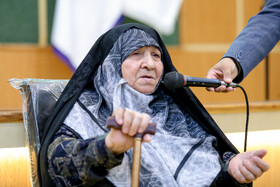 مادر شهید در اختتامیه دهمین جشنواره رسانه ای ابوذر استان قم