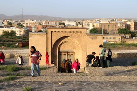 بازدیدمردم همدان از تپه تاریخی هگمتانه در روز میراث فرهنگی