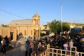 بازدیدمردم همدان از تپه تاریخی هگمتانه در روز میراث فرهنگی