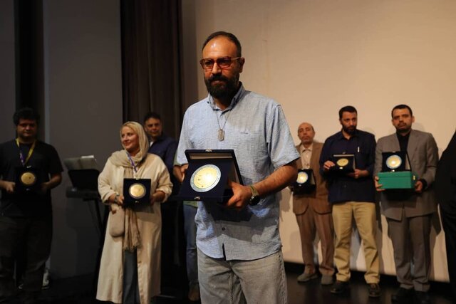 تجلیل از خانواده علی هاشمی و چند نکته از محسن رضایی به بهانه اکران «اسفند»