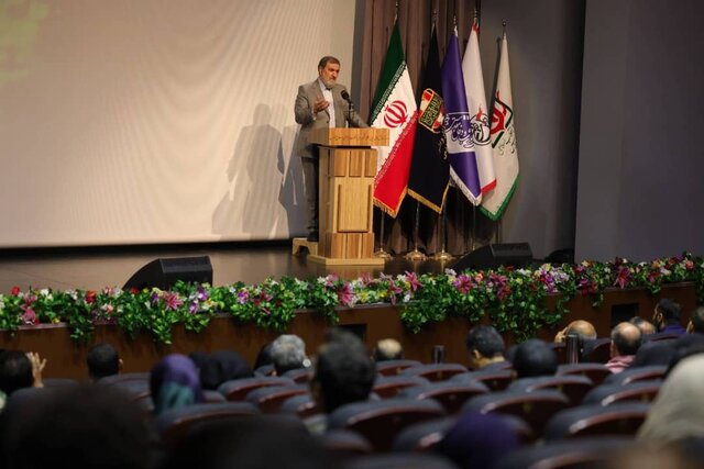 تجلیل از خانواده علی هاشمی و چند نکته از محسن رضایی به بهانه اکران «اسفند»