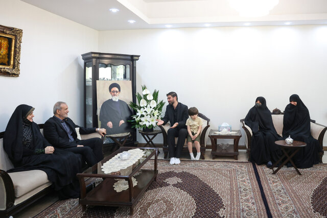 دیدار رئیسجمهور با خانواده شهید آل هاشم و سرتیم حفاظت شهید رئیسی دیدار رئیسجمهور با خانواده شهید آل هاشم و سرتیم حفاظت شهید رئیسی