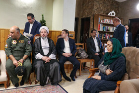 دیدار محمدرضا عارف، معاون اول رئیس جمهور با خانواده جانباختگان و مصدومان حادثه دلخراش انفجار و آتش‌سوزی بندر شهید رجایی بندرعباس