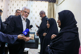 دیدار محمدرضا عارف، معاون اول رئیس جمهور با خانواده جانباختگان و مصدومان حادثه دلخراش انفجار و آتش‌سوزی بندر شهید رجایی بندرعباس