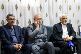دیدار محمدرضا عارف، معاون اول رئیس جمهور با خانواده جانباختگان و مصدومان حادثه دلخراش انفجار و آتش‌سوزی بندر شهید رجایی بندرعباس