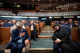 فاطمه مهاجرانی، سخنگوی دولت و غلامعلی حدادعادل، رئیس فرهنگستان زبان و ادب فارسی در آیین ملی اهدای جایزه علامه طباطبایی